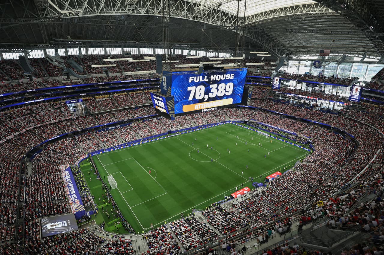Una pantalla gigante muestra la asistencia durante el partido de fútbol del Grupo L de la Copa del Mundo entre Inglaterra y Croacia en Arlington, Texas.
