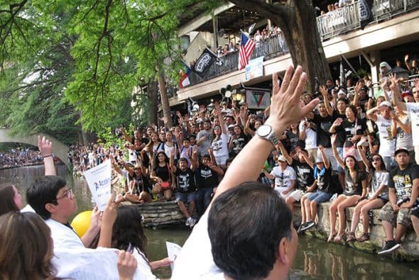 Photos: Spurs Championship Parade 2014 Barges