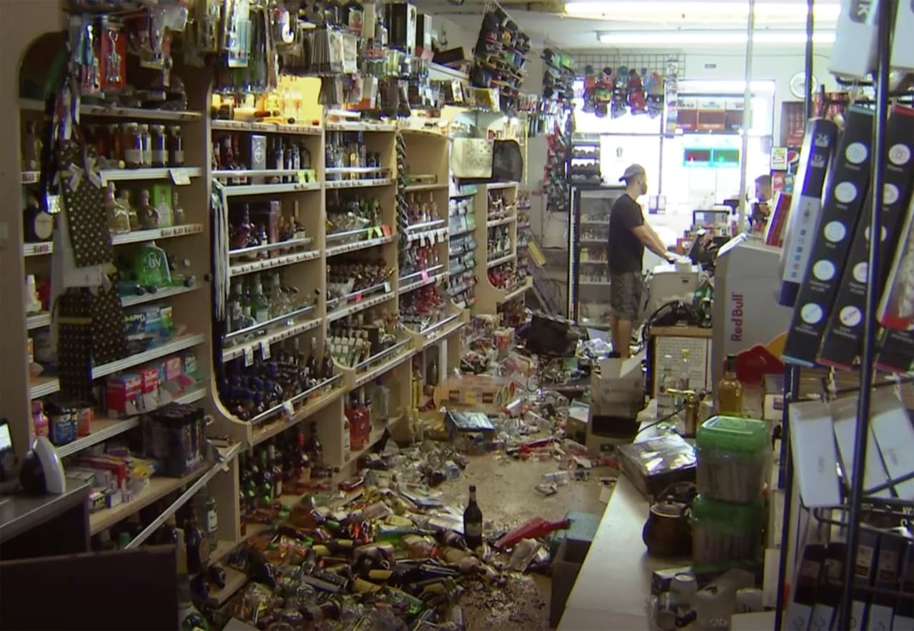 Esta imagen muestra botellas y escombros en el piso de una tienda de licores como resultado del terremoto de 7.1 en la ciudad de Ridgecrest.
<br>
<br>
<br>