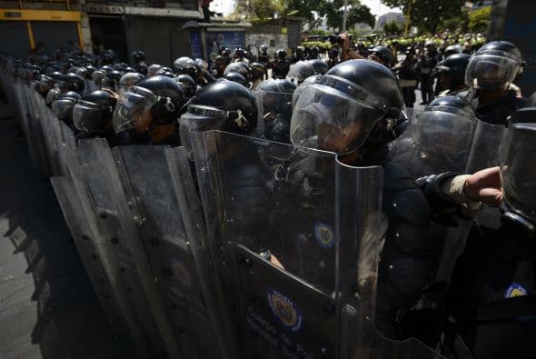 Un numeroso grupo de miembros de la Guardia Nacional. Los estudiantes llevaron a cabo una manifestación pacífica contra el régimen del mandatario Nicolás Maduro el 12 de febrero de 2014. Motorizados uniformados y con sus caras cubiertas, dispararon contra los manifestantes, matando a dos estudiantes y a un oficial.