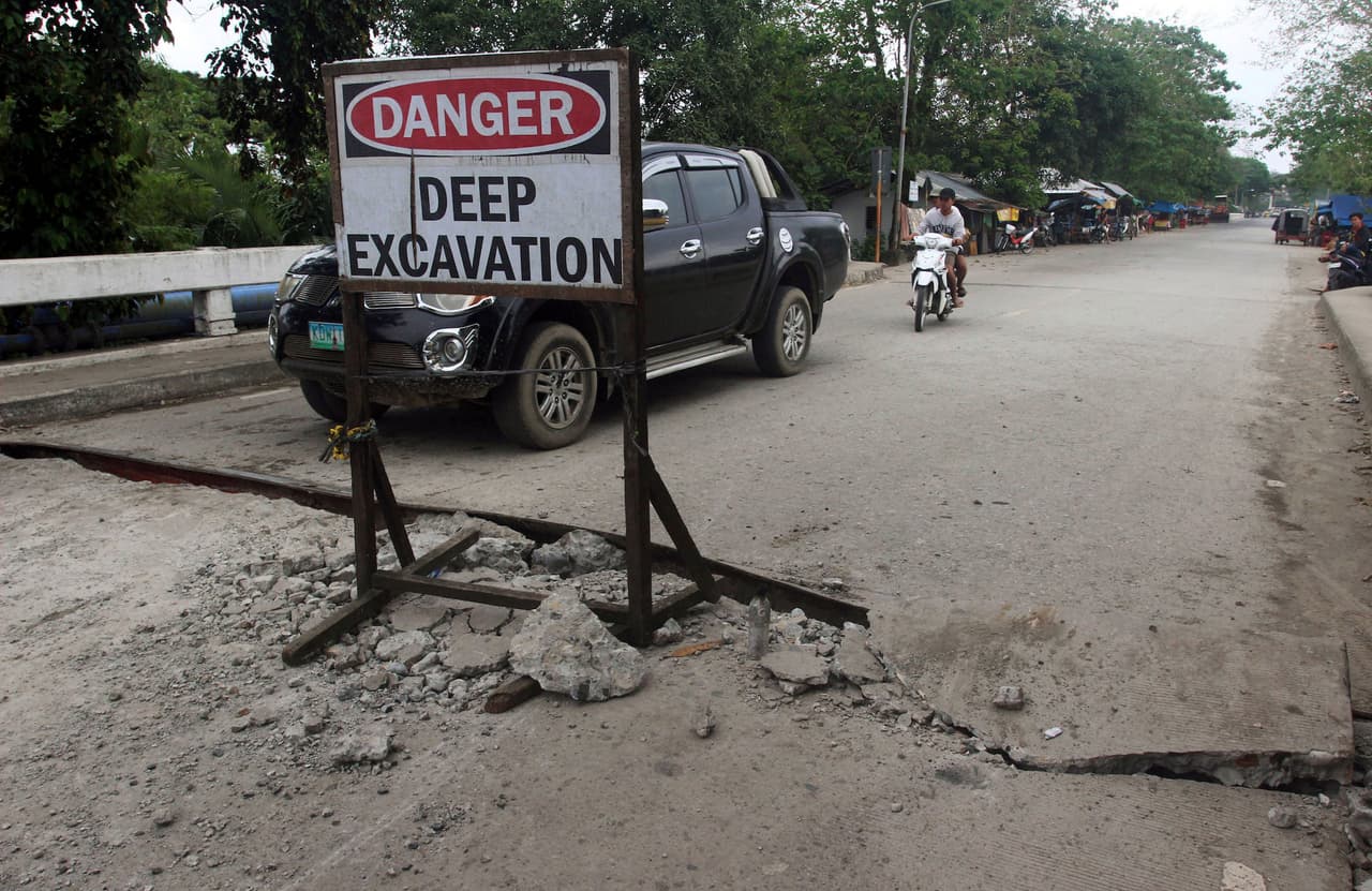 Su epicentro se ubicó a 8 millas (14 kilómetros) al noroeste de la ciudad homónima de Surigao, con una profundidad relativamente baja de 6 millas (10 kilómetros), precisó Renato Solidum, del Instituto de Sismología y Vulcanología de las Filipinas.