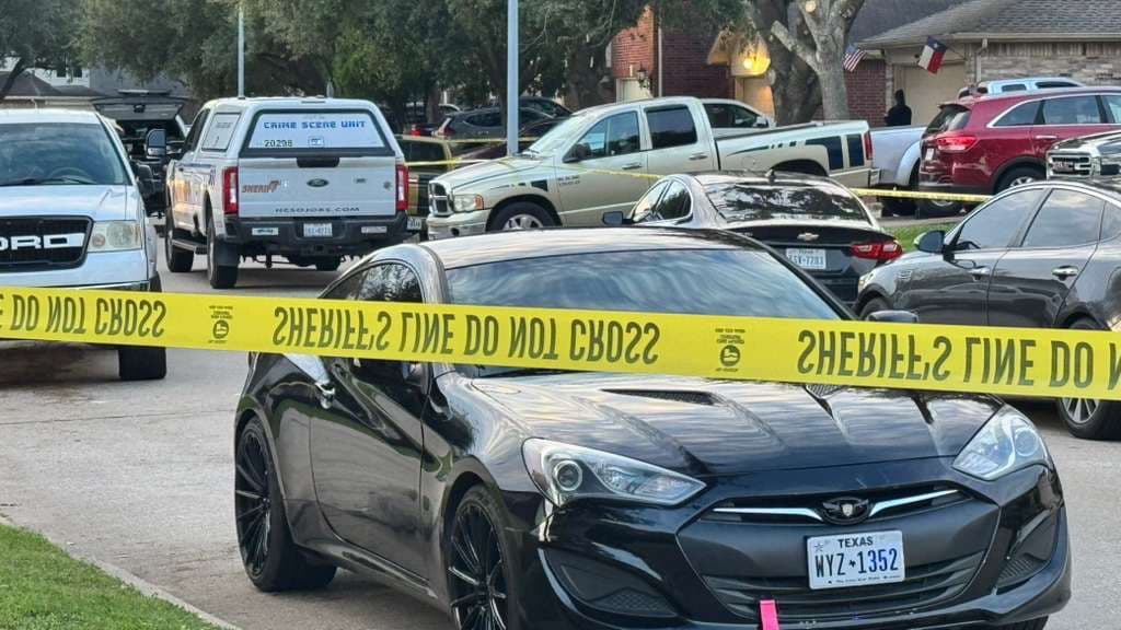 Investigan la muerte de un hombre y una mujer baleados dentro de una casa en Katy