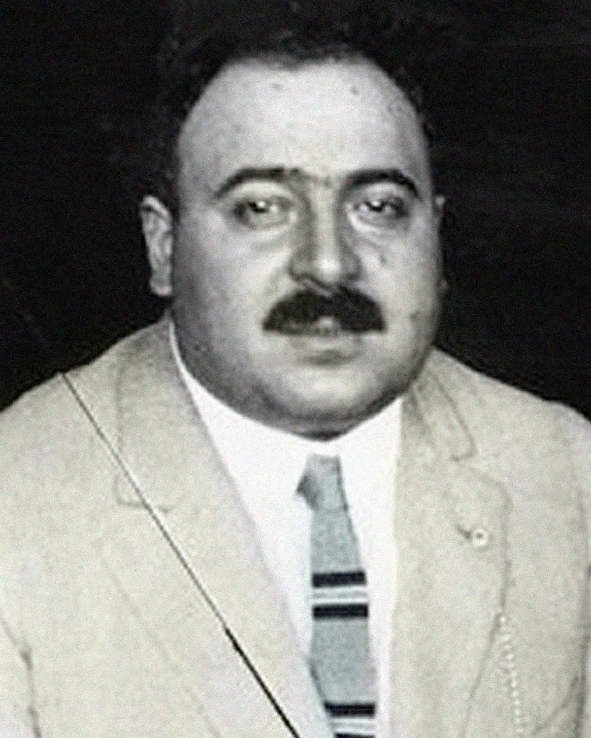 <b>Big Jim Colosimo.</b> Nació en Calabria, Italia, en 1878 y emigró a Chicago en 1885, donde construyó un imperio criminal basado en la prostitución, el juego ilegal y la extorsión. Fue uno de los fundadores del movimiento ilegal que años después controlaría su sobrino Johnny Torrio y su protegido Al Capone.