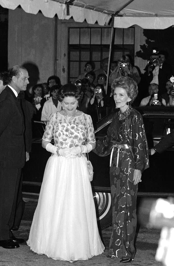 Isabel II fue la invitada de honor en una gran cena en los estudios de 20th Century Fox Studios.