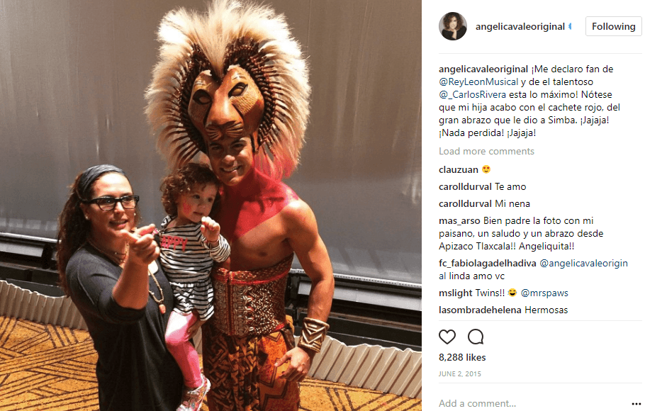Con esta imagen, Angélica se declaró fan abosluta de Carlos Rivera. "¡Me declaro fan de @ReyLeonMusical y del talentoso Carlos Rivera, está a lo máximo!".