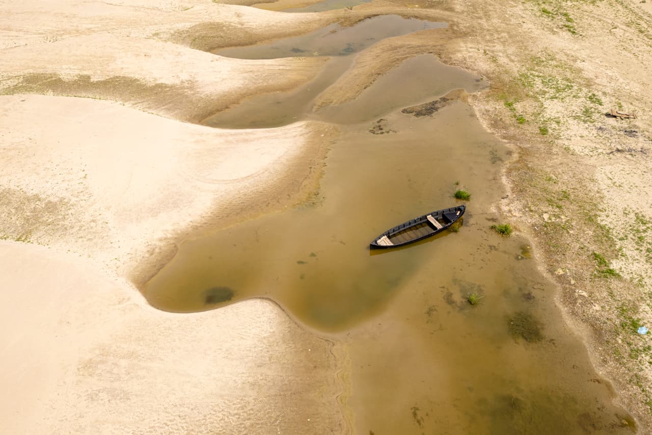 Zonas del río Danubio habitualmente sumergidas quedan al descubierto debido a niveles de agua excepcionalmente bajos, en Rasova, Rumanía, el lunes 3 de agosto de 2026.