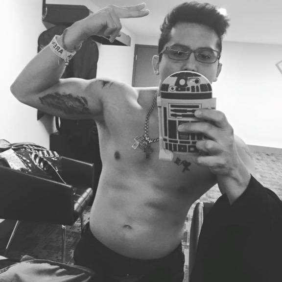 El cantante de ranchero 'El Bebeto' es otro joven que gusta de mostrarse continuamente casi sin ropa.