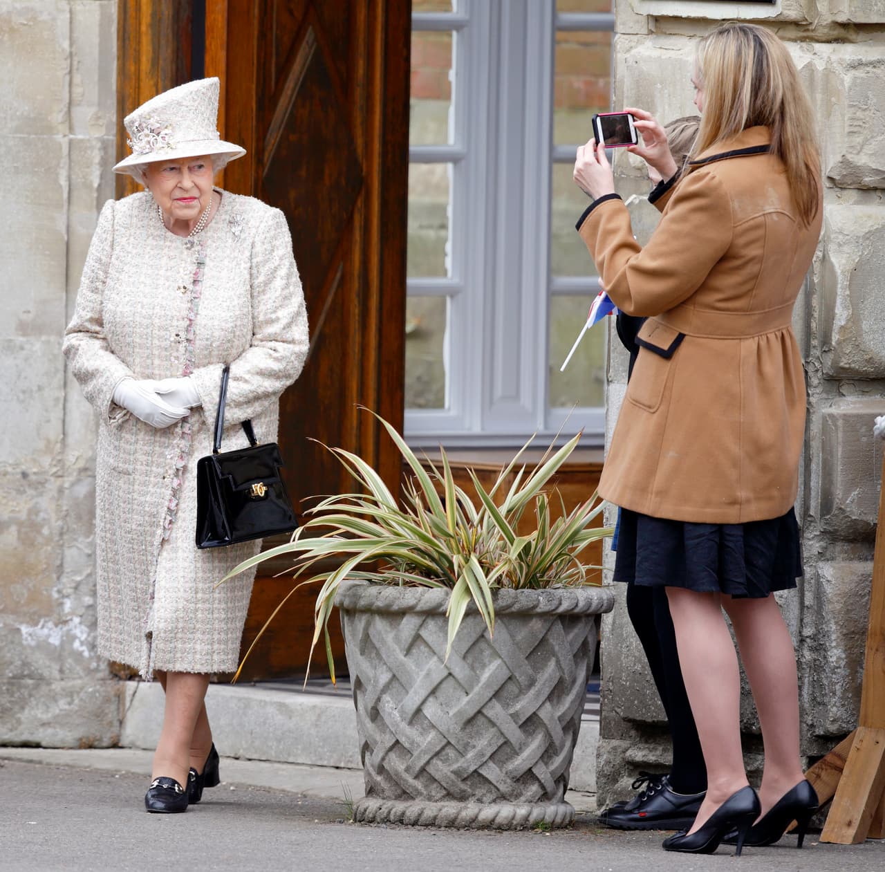 También, experiencia creando y publicando contenido digital, conocimientos en sistemas de administración de contenido, plataformas de medios sociales y herramientas de análisis para maximizar beneficios y minimizar riesgos.