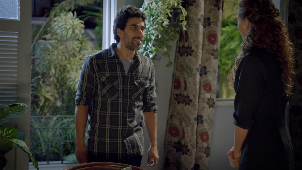 Debido a lo modesto de su empleo, Esmirna se ve en la necesidad de rentar uno de los cuartos de su casa a 
<b>Zé Bento</b>, cuya rara personalidad la impacta y causa curiosidad.