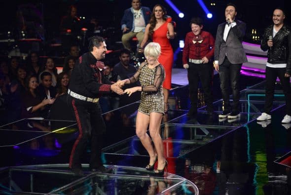 Los jueces subieron al escenario para darnos una clase de baile. Ana Torroja hasta se quitó los zapatos, Cristian Castro enseñó su movimiento de cadera a María León, Espinoza Paz bailó pegadito con Paty Cantú y Pee Wee se movió con candela.