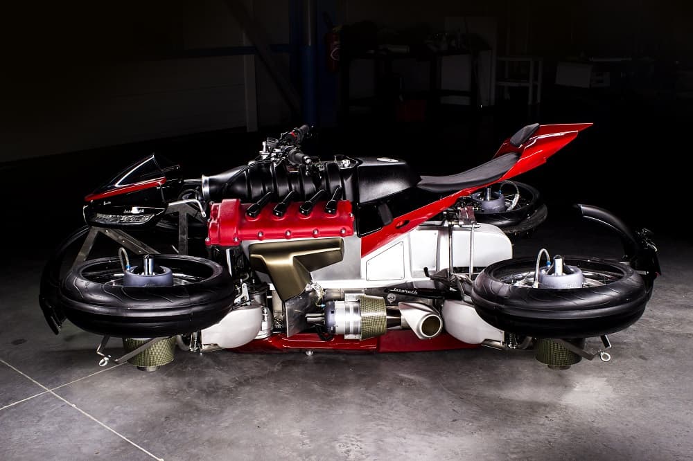 Las ruedas están equipadas con turbinas JetCat que trabajan a 96,000 revoluciones por minuto. La compañía aclara que se pueden instalar dos más para poder levantar un peso mayor.