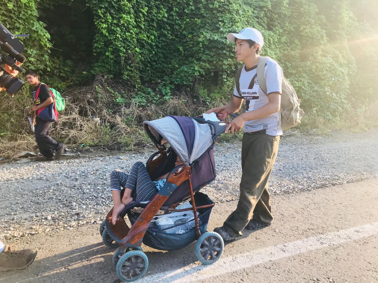 Mathue tiene 27 años y es padre soltero. Cuenta que su esposa lo abandonó hace dos años porque estaba cansada de lidiar con su hija Lesl. Ella no habla y no camina, prácticamente está en estado vegetal. Solo llora cuando algo le incomoda o le molesta. Dice que en los albergues casi nunca los dejan entrar porque los espacios están separados para hombres y mujeres.
