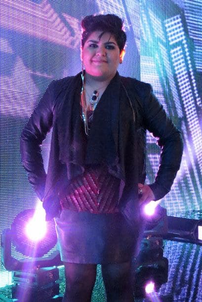 Además, con maquillaje, aretes y una blusa.