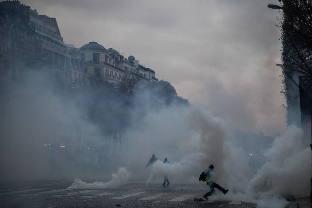 La 'Ciudad Luz' se ha visto envuelta en nubes de gas lacrimógeno este fin de semana en medio de la protesta de los 'chalecos amarillos'.