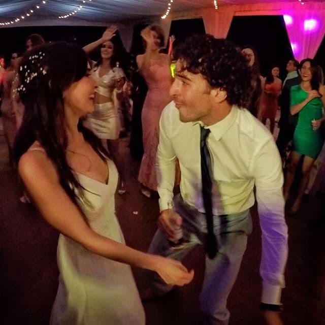 Guto también compartió fotografías de esa inolvidable noche y escribió en ‘portuñol’: “Feliz primeiro aniversário de casados esposa @lalouvier Muchas gracias por todos los momentos ordinários que lo hicimos especiales. Te amo más que ayer y menos que mañana ❤️😍😘”.