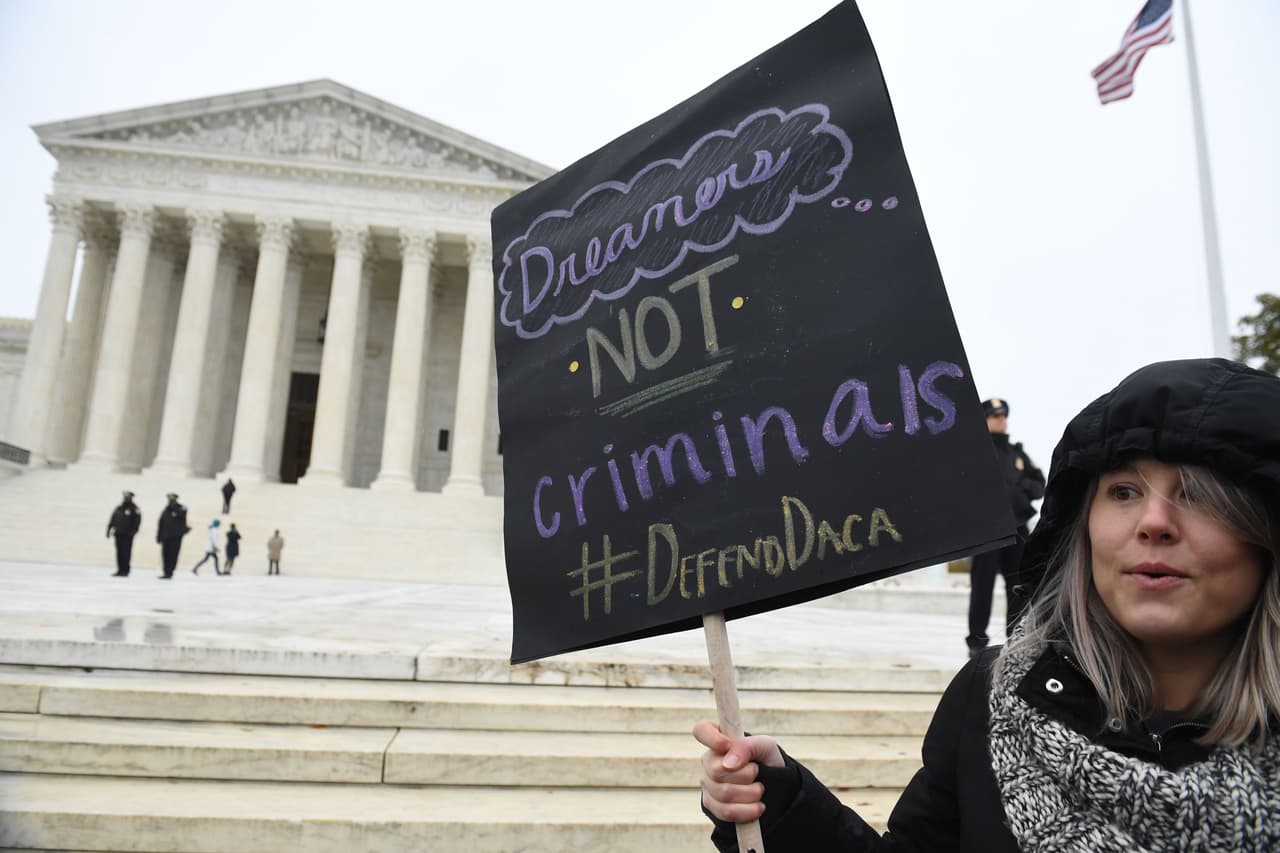 “Soñadores, no criminales”, un mensaje frente a la Corte Suprema. Donald Trump escribió en Twitter que "Muchas de las personas en DACA, que ya no son muy jóvenes, están lejos de ser 'ángeles'. Algunos son criminales muy duros". Los inmigrantes que habían sido condenados por un delito grave o delitos menores significativos
<a href="https://www.univision.com/noticias/inmigracion/dia-clave-para-daca-corte-suprema-escucha-argumentos-para-decidir-el-futuro-del-programa">no eran elegibles para solicitar el programa DACA</a>, y los protegidos por el programa pierden los beneficios si cometen si cometen delitos graves.