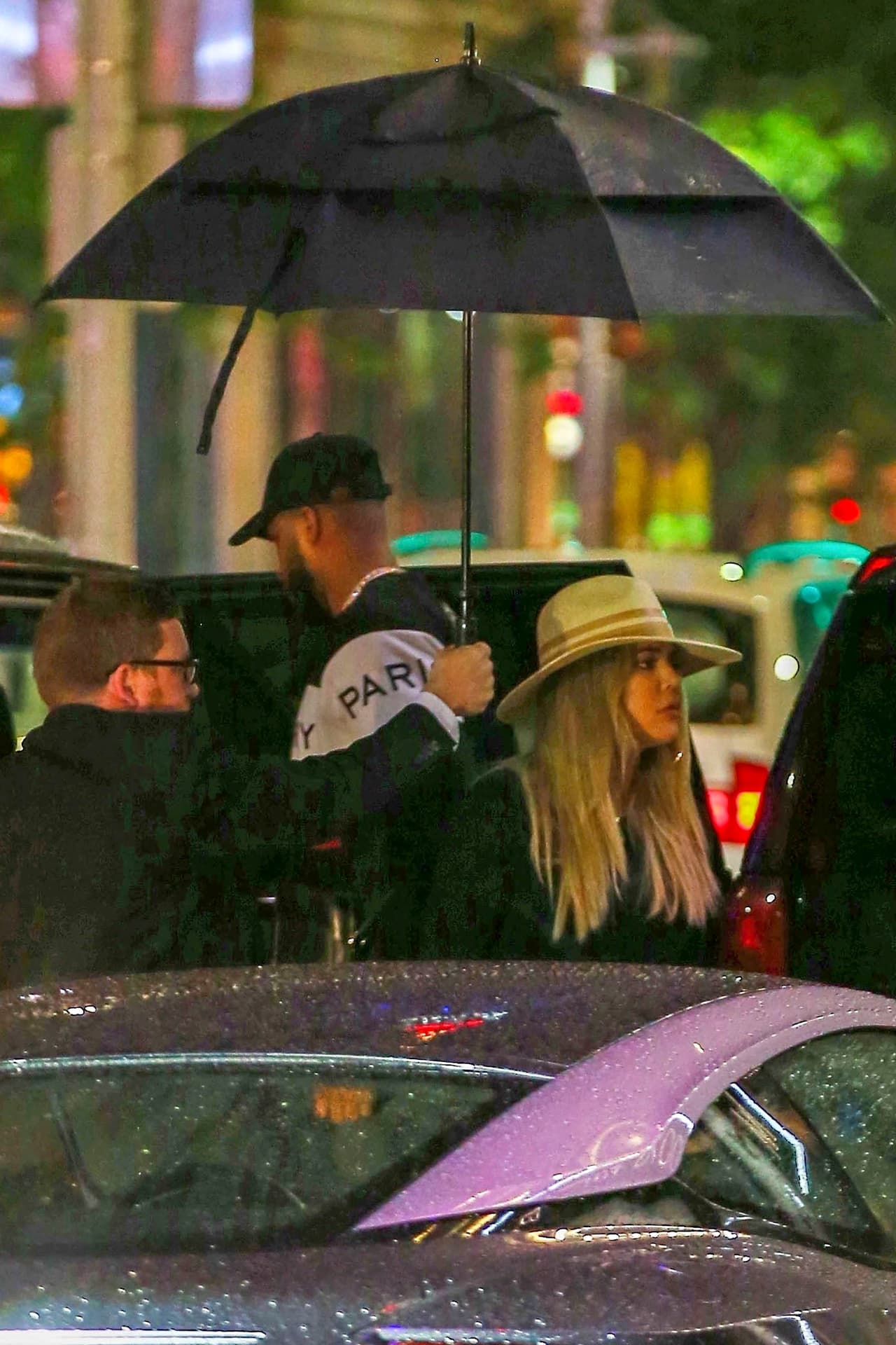 La seguidora procedió a aclarar que no intenta "juzgarla" porque ella es un "modelo a seguir para millones de chicas" y sus seguidores "somos muy protectores contigo. 
<b>No queremos que rompan tu corazón una vez más</b>". "Entiendo. Te aprecio", contestó la estrella.