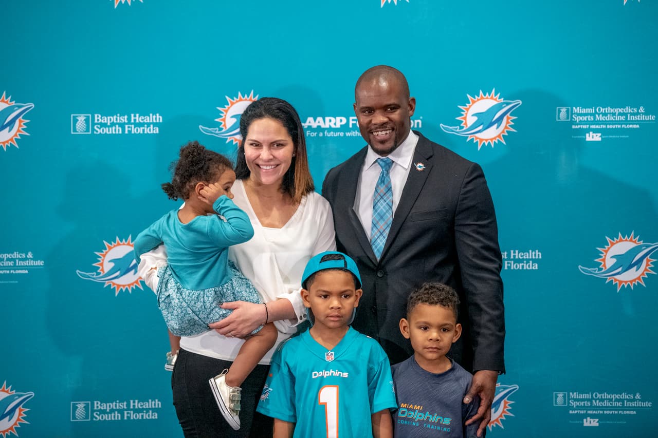 Brian Flores durante su presentación como entrenador en jefe de los Miami Dolphins.