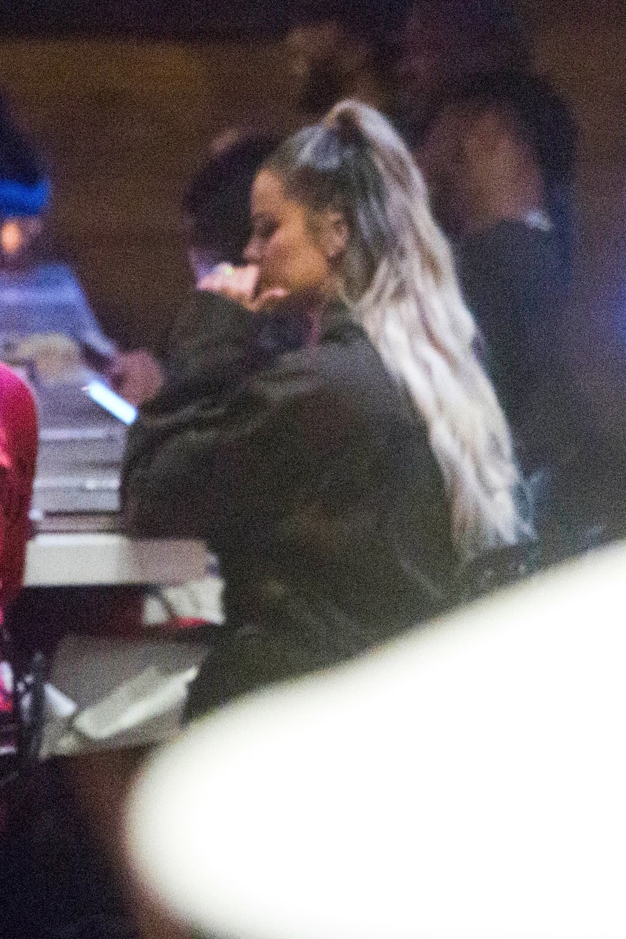 "La nueva mamá luce triste y aburrida (...) mientras su novio infiel verifica su celular", tituló el medio británico 
<b><a href="http://www.dailymail.co.uk/tvshowbiz/article-5883779/Khloe-Kardashian-Tristan-Thompsons-tense-dinner-date.html?ito=social-twitter_dailymailceleb">Daily Mail</a>.</b> "La cena muy tensa de Khloé Kardashian y Tristan Thompson".