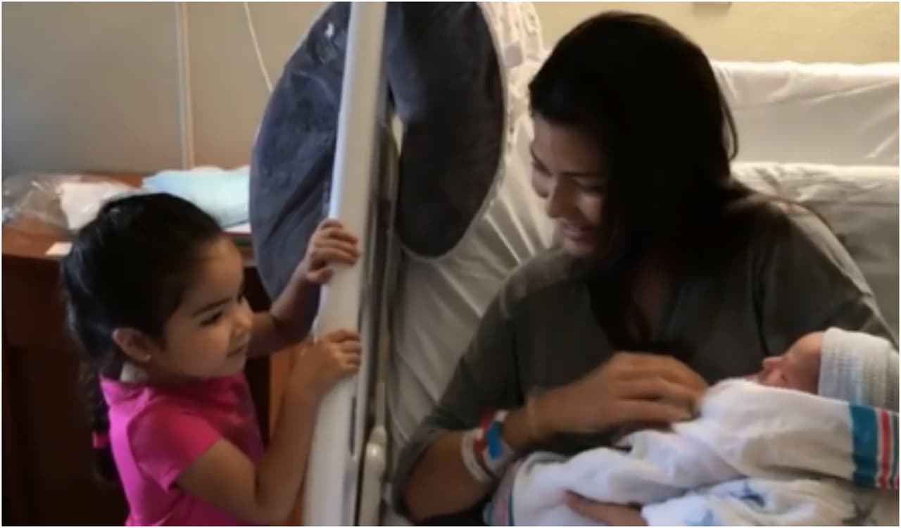 La pequeña se mostraba sorprendida. Ana Patricia le explicaba a Giulietta que el bebito no estaba más en la pancita.