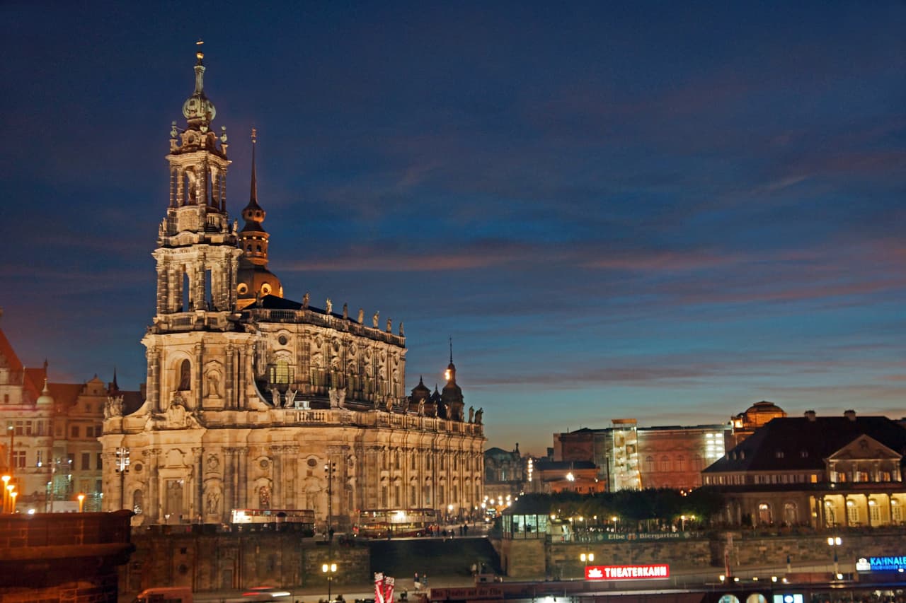 Los planificadores urbanos querían una nueva imagen para la capital sajona y decidieron ‘resucitar’ solo algunos de sus históricos edificios. La iglesia Frauenkirche, de la que puede decirse que es la atracción principal de la urbe, no quedó reconstruida en un 100% hasta casi de 60 años de transcurrida la guerra. El resto del centro de la ciudad y buena parte de sus suburbios o zonas periféricas fueron despejados con el propósito de erigir una moderna arquitectura que reflejara la era comunista, dada como pocas al bloque prefabricado, según The Washington Post.