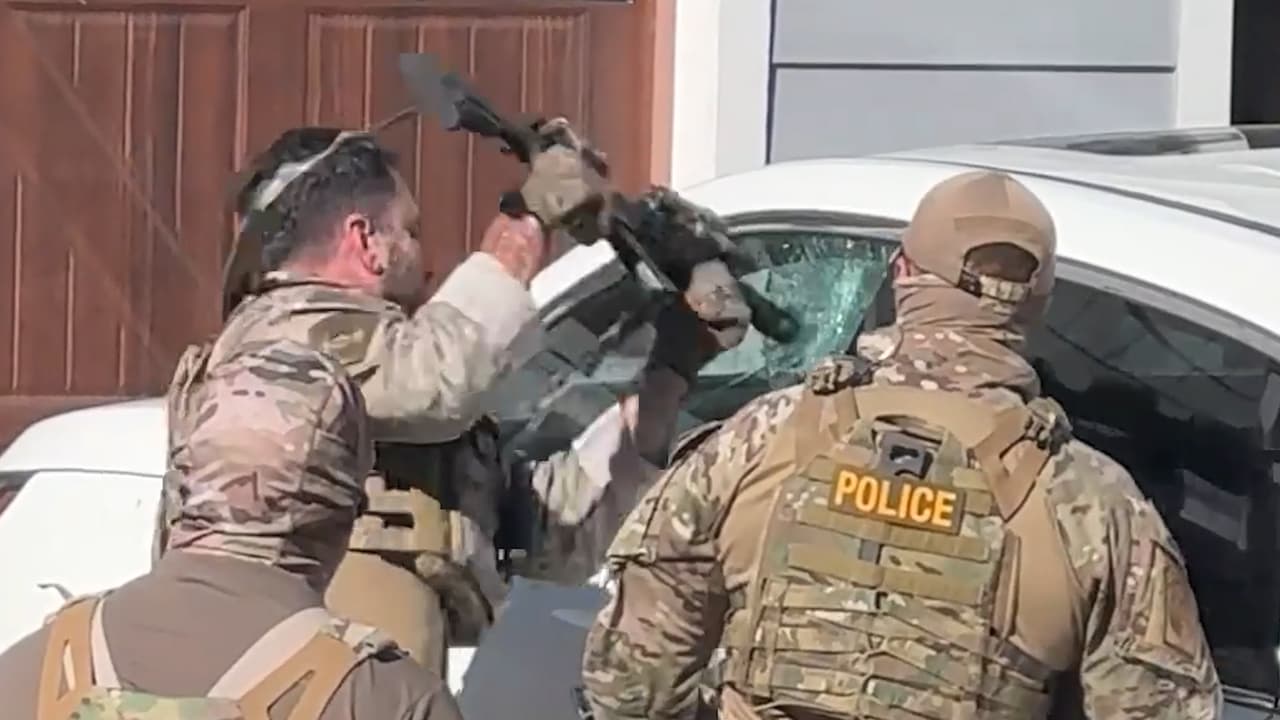 Dos ciudadanas alertaron con la bocina de un operativo de ICE: los agentes les rompieron el vidrio