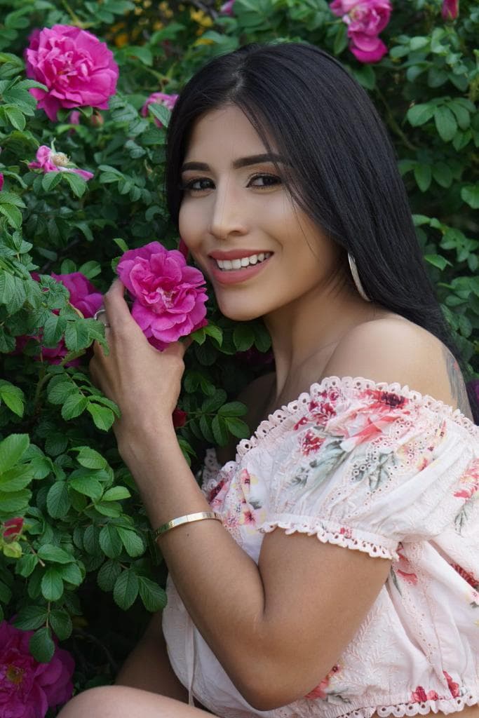 Dolly, 28 años, Colombia. Trabaja en el área de ventas y ama la naturaleza.