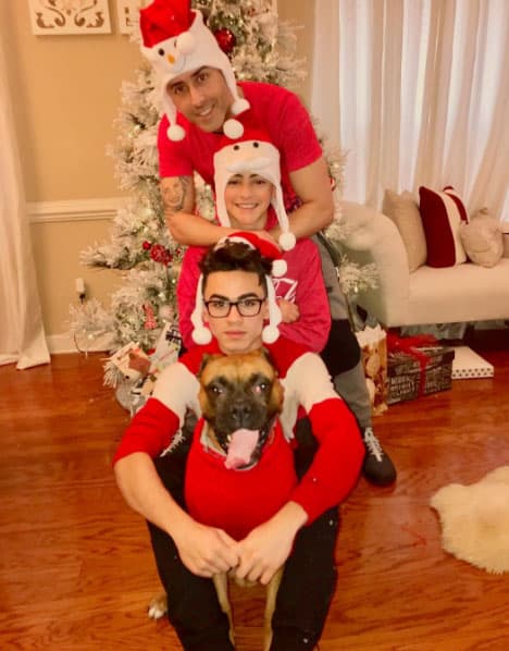 La familia Veguilla, con todo y su mascota Lebron, listos para la navidad 2016.