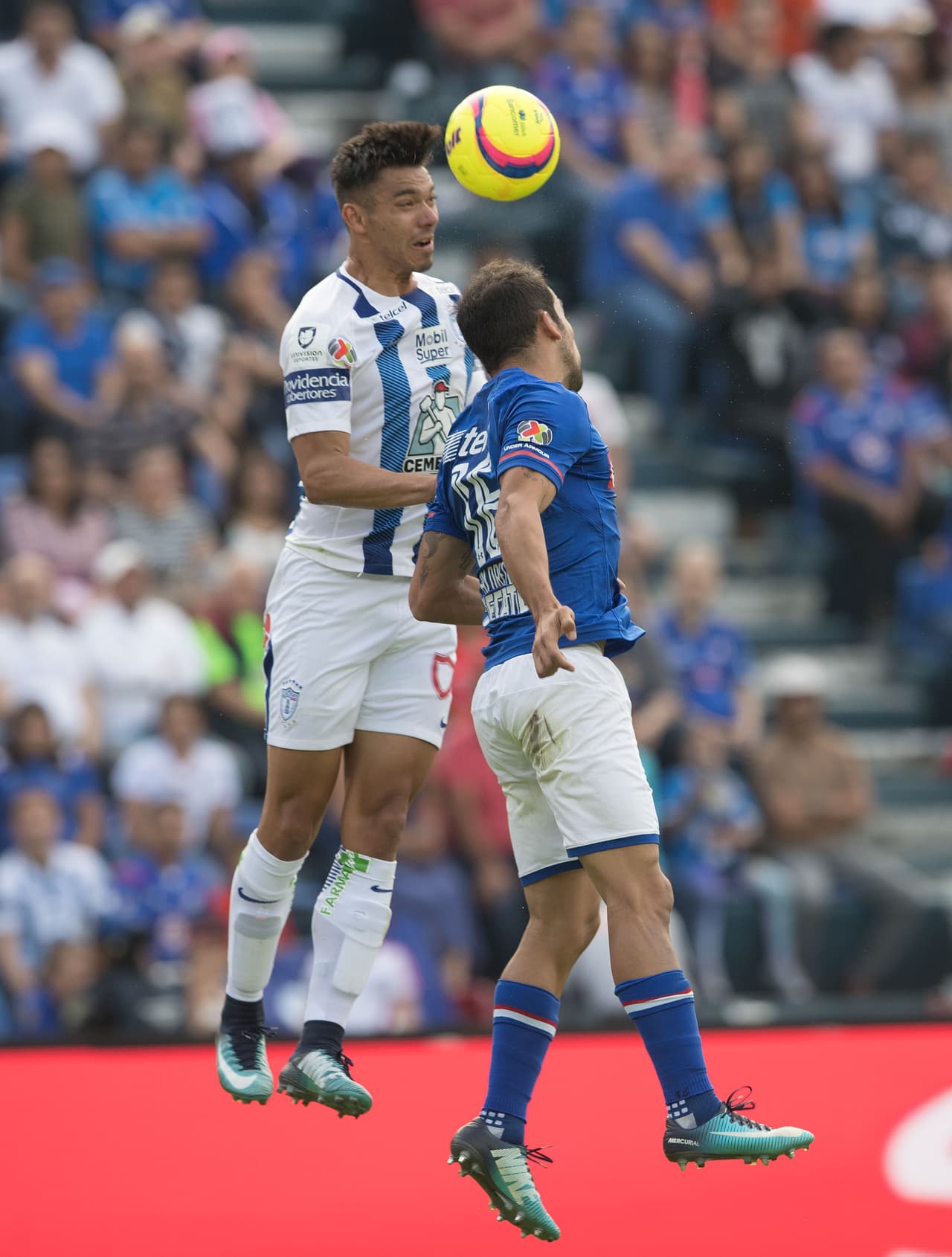 La fiesta azul comenzó de inmediato. En tan sólo 10 minutos Cruz Azul ya tenía una ventaja de 3 goles sobre su rival.
