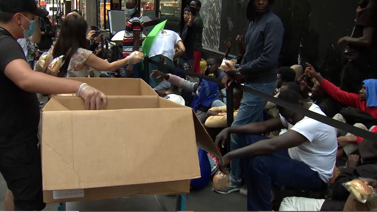 La ciudad ha pedido al gobierno federal que acelere el proceso de permisos de trabajo para que los inmigrantes puedan conseguir trabajo legalmente y depender menos de los recursos de la ciudad.
<br>