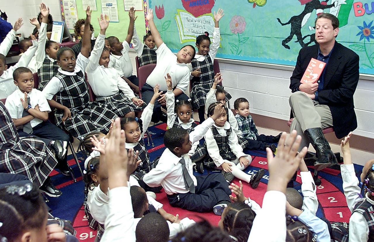 El vicepresidente Al Gore en una lectura de cuentos a niños de una escuela en District Heights, Maryland, cuando estaba en campaña por la presidencia en marzo de 2002.