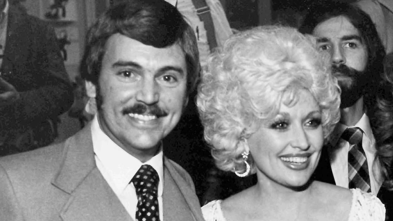 <h3 class="cms-H3-H3">Dolly Parton ante 1,250 personas en Panther Hall</h3> Tres años después de su presentación en Arlington, 
<b>Dolly Parton llegó a Fort Worth. </b>
<br>El 2 de diciembre de 1977 
<b>se presentó ante unas 1,250 personas en Panther Hall, </b>un salón ligado durante años a la música country en la ciudad, interpretó temas como “Jolene”, “I Will Always Love You” y “Rocky Top”. 
<br>La fotografía corresponde a otro momento de la carrera de Parton, en la imagen
<b> aparece junto al periodista de Nashville, Joe Edwards,</b> durante una recepción de premios. 
<br>Parton continuó regresando al norte de Texas, 
<b>con presentaciones documentadas en Dallas y Grand Prairie.</b>