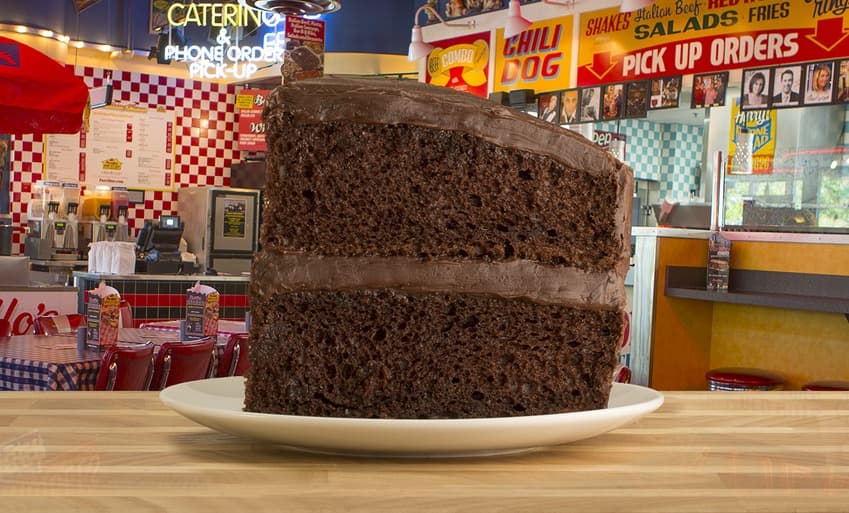 Invitan a comer pastel de chocolate por una buena causa