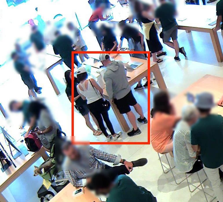 La pareja compró tarjetas de regalo de $ 6,000 para la tienda Apple, compraron $ 4,000 en tarjetas de regalo para Nordstrom Rack y otra de $ 8,000 en tarjetas de regalo para la tienda Best Buy.
<br>