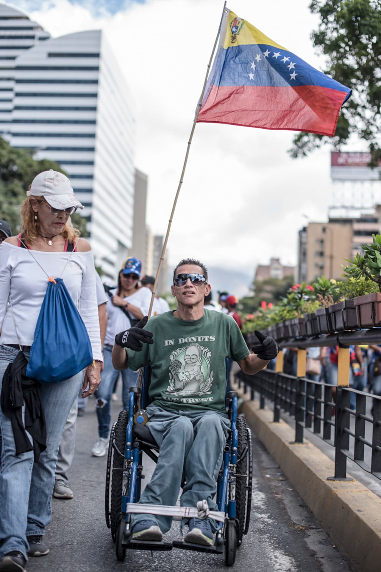 Alexander Cuellar es de Bello Campo y se vio reflejado en el discurso del líder opositor Juan Guaidó. "Libertad y canal humanitario, no aguantamos mas", expresó. El recién juramentado presidente interino aseguró en su discurso que se está preparando "una gran marcha" para recibir la ayuda humanitaria
<b> </b>la primera semana de febrero.
<br>