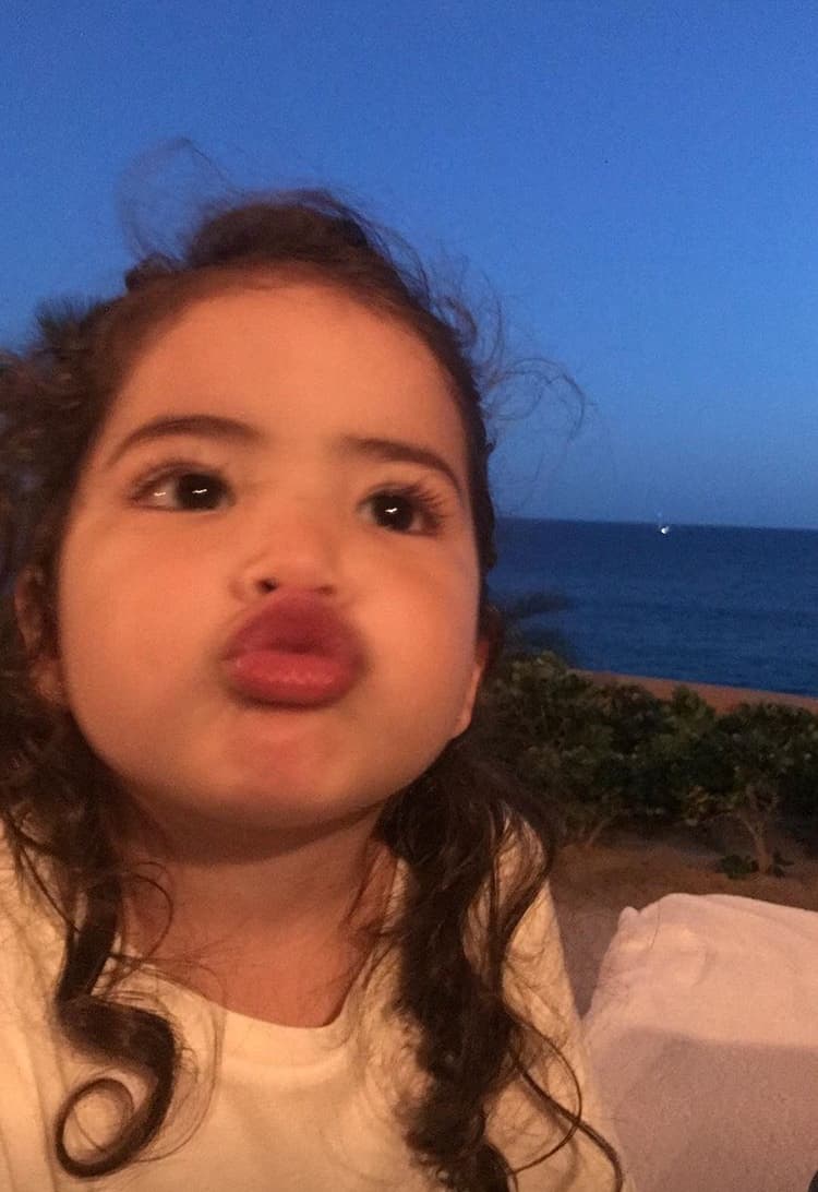 También se la pasó mandando besos a todos.