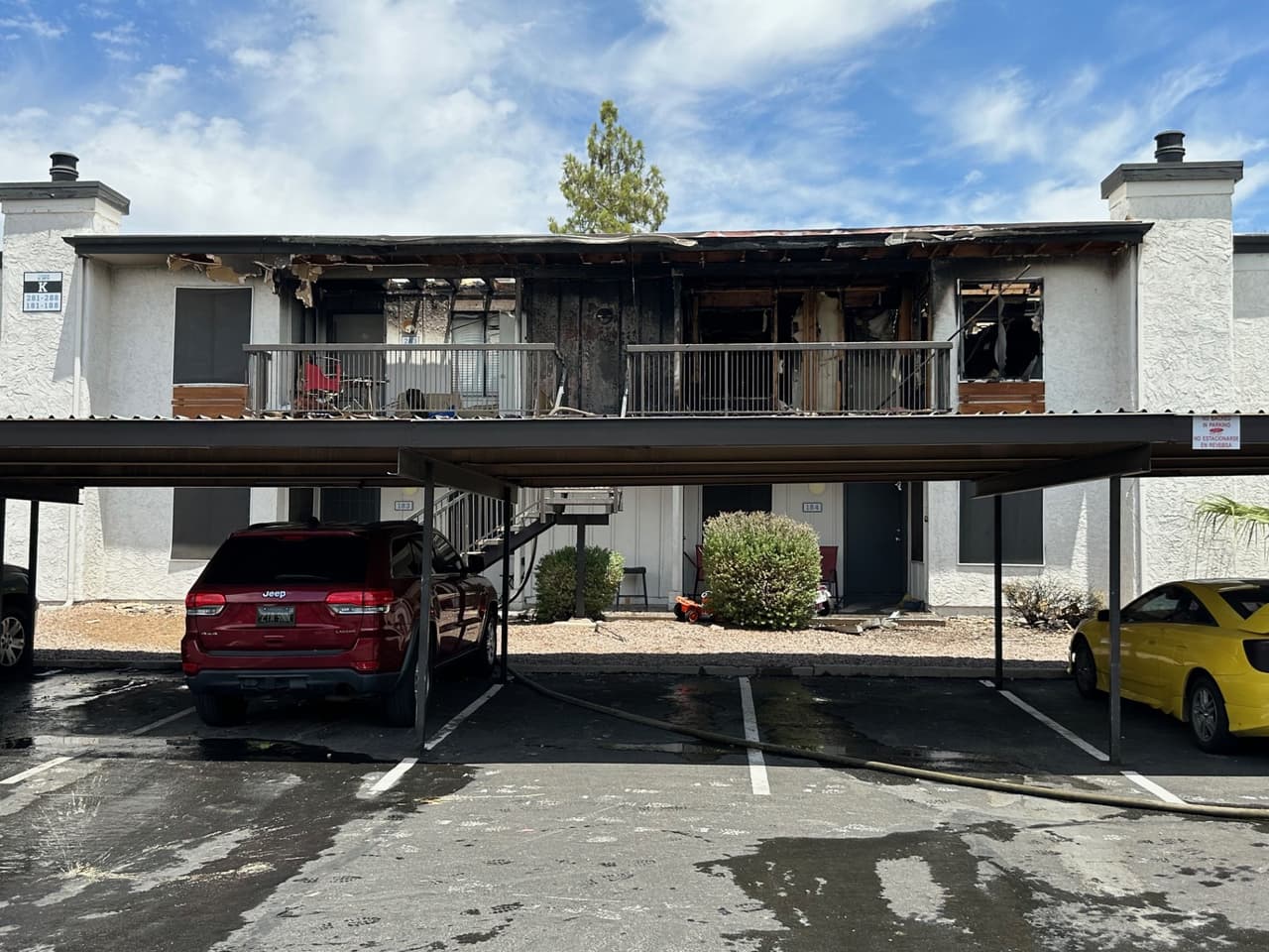 El fuego comenzó alrededor de las 12:22 p.m. del sábado 22 de julio cerca de 27th Ave y Cactus Road en un complejo de apartamentos de dos pisos.
