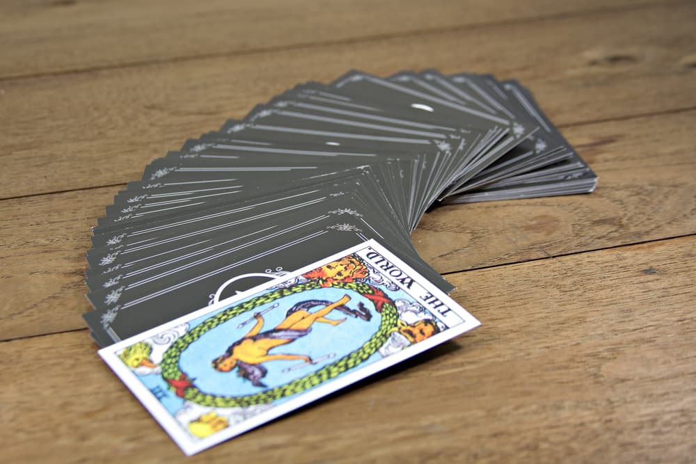 El tarot es un mundo fascinante con mucha riqueza de información, interpretación y con el que la gente puede aprender muchísimo de su propia identidad y personalidad. No hay que forzarlo.