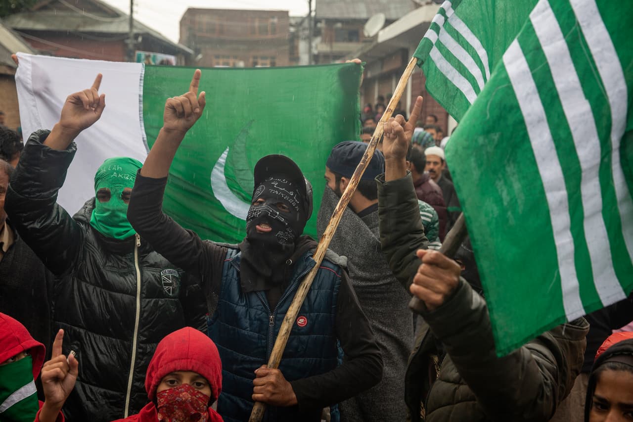 Cachemires enmascarados gritan consignas durante una protesta en Srinagar. Para controlar las protestas India bloqueó las comunicaciones en la región. 4 de octubre de 2019.