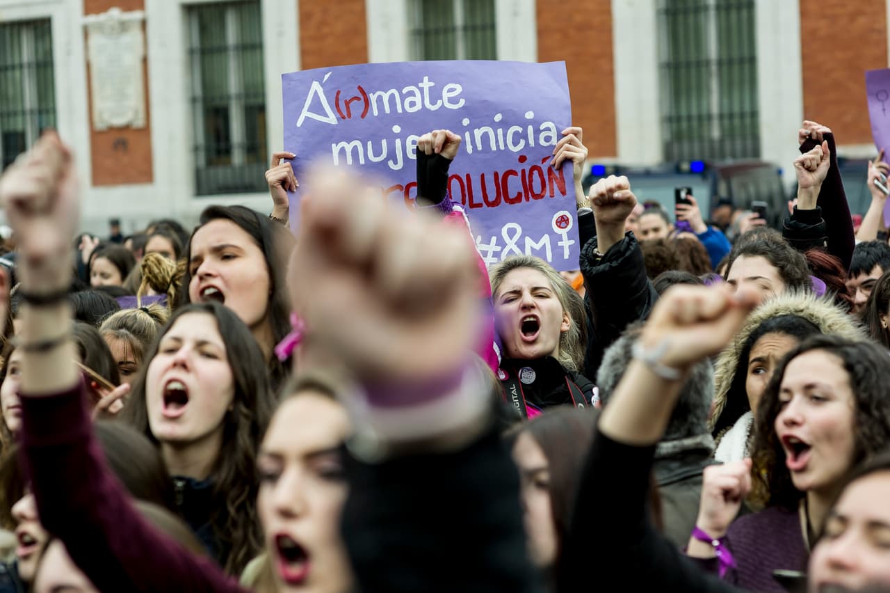 <b>España.</b> Cientos de mujeres manifiestan por la igualdad en los derechos laborales y el fin de la violencia de género en la Puerta del Sol de Madrid. El movimiento por los derechos de las mujeres convocó una huelga general y manifestaciones en varias ciudades de ese país durante todo el
<b> </b>Día Internacional de la Mujer.