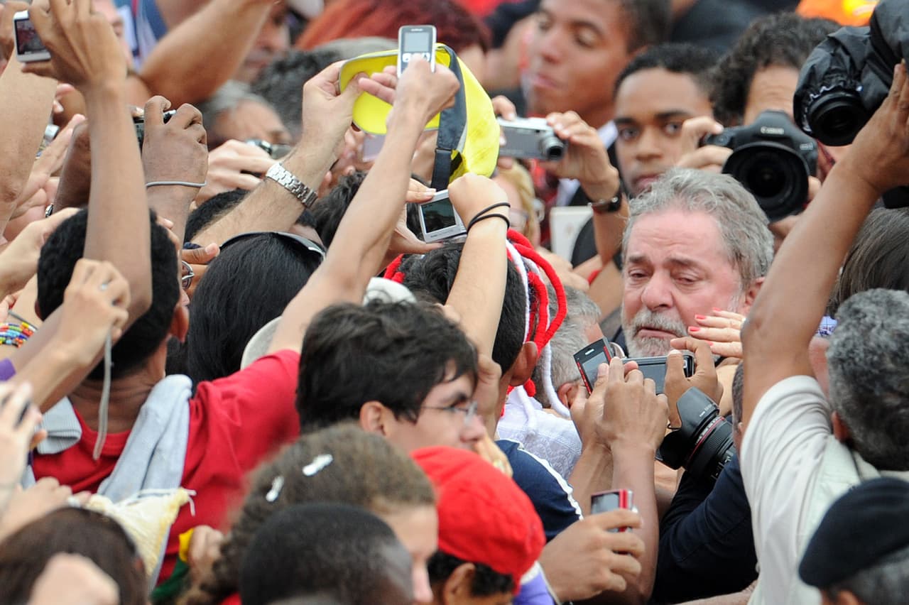 Luego de entregar el poder a su compañera de partido Dilma Rousseff en 2011, Lula bajó por última vez del Palacio de Planalto y abrazó a sus seguidores. 
<b>Se había convertido en el gobernante más popular que recordaban los brasileños</b>, tanto que 83% aplaudía su gestión y apenas 4% se atrevía a criticarla como “mala” o “pésima”.