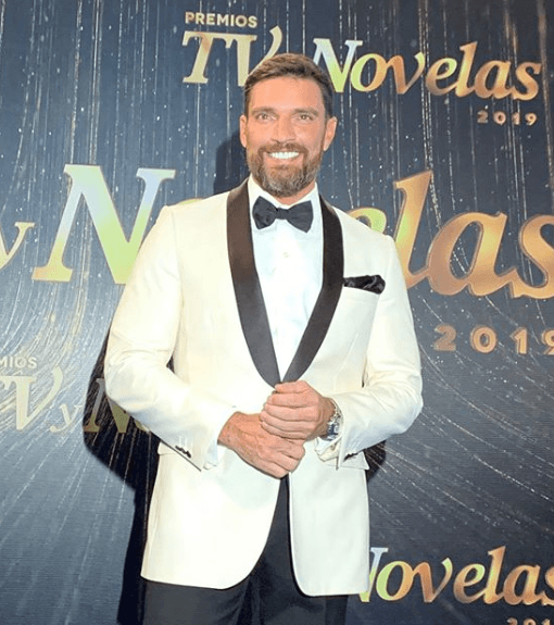 Vestido formal, Julián Gil levanta suspiros de sus seguidoras en las redes sociales.