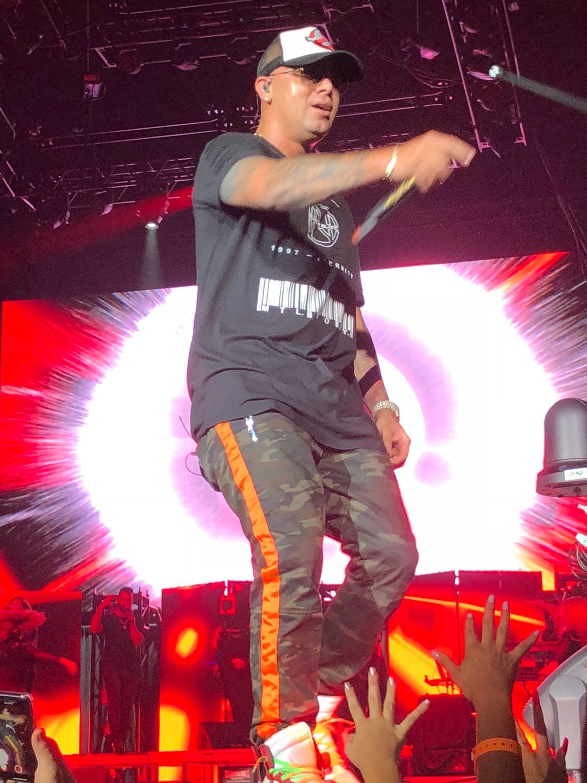 Wisin también se subió al escenario y cantó sus mejores éxitos en Houston.