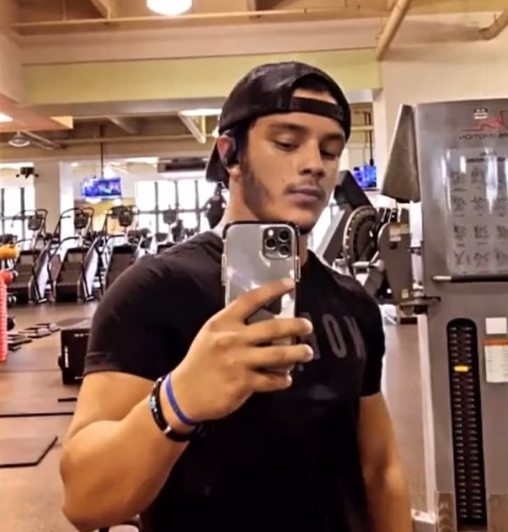 Xander ahora presume de barba y bigote en el rostro y parece estar muy contento con su nueva apariencia.