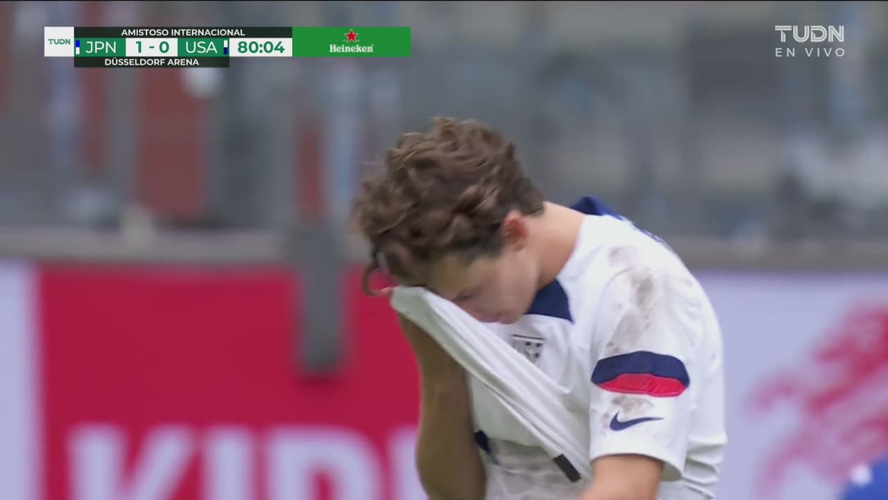 ¡Intenta pero no le alcanza! Aaronson remata y sale muy desviado