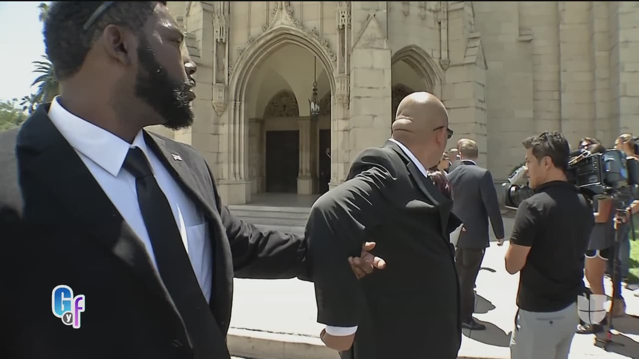 La ceremonia duró alrededor de 40 minutos y al término, los guardias hicieron un cordón humano para hacer creer a la prensa que por ahí saldrían los novios, sin embargo, Chiquis y Lorenzo se retiraron por una puerta trasera.