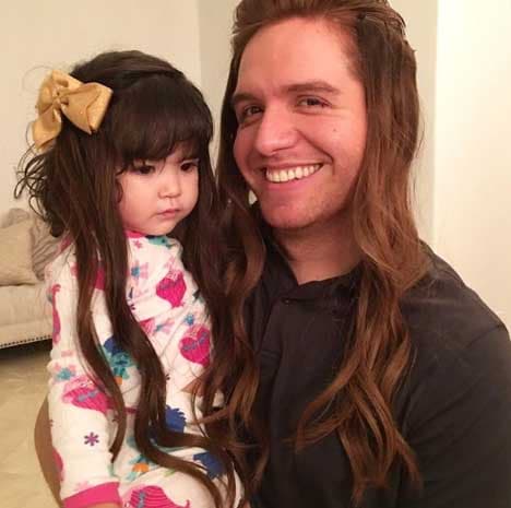 Un ejemplo es esta simpática foto, en la que El Dasa bromeaba al asegurar que ya practicaba "como ser papá". En unos meses más lo veremos cambiando pañales.