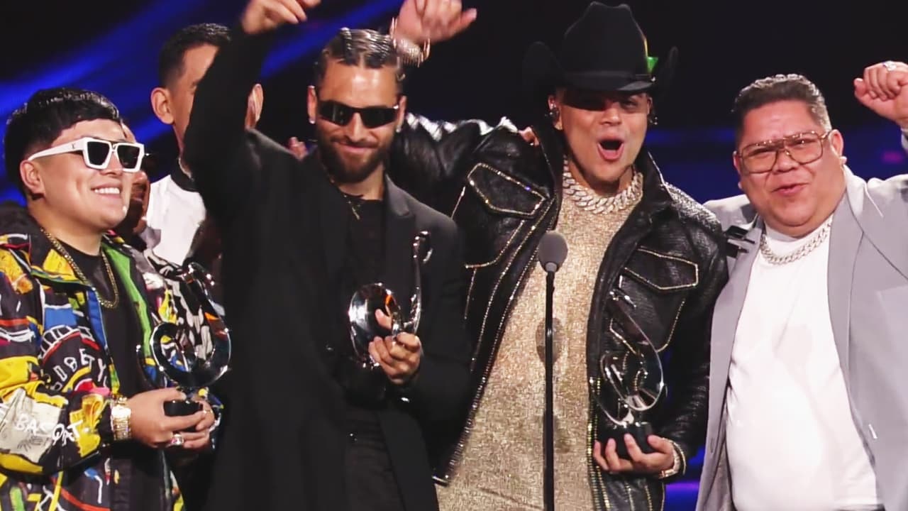 Grupo Firme y Maluma suben al escenario por un Premio Lo Nuestro y bajan con dos gracias a su tema 'Cada Quien'