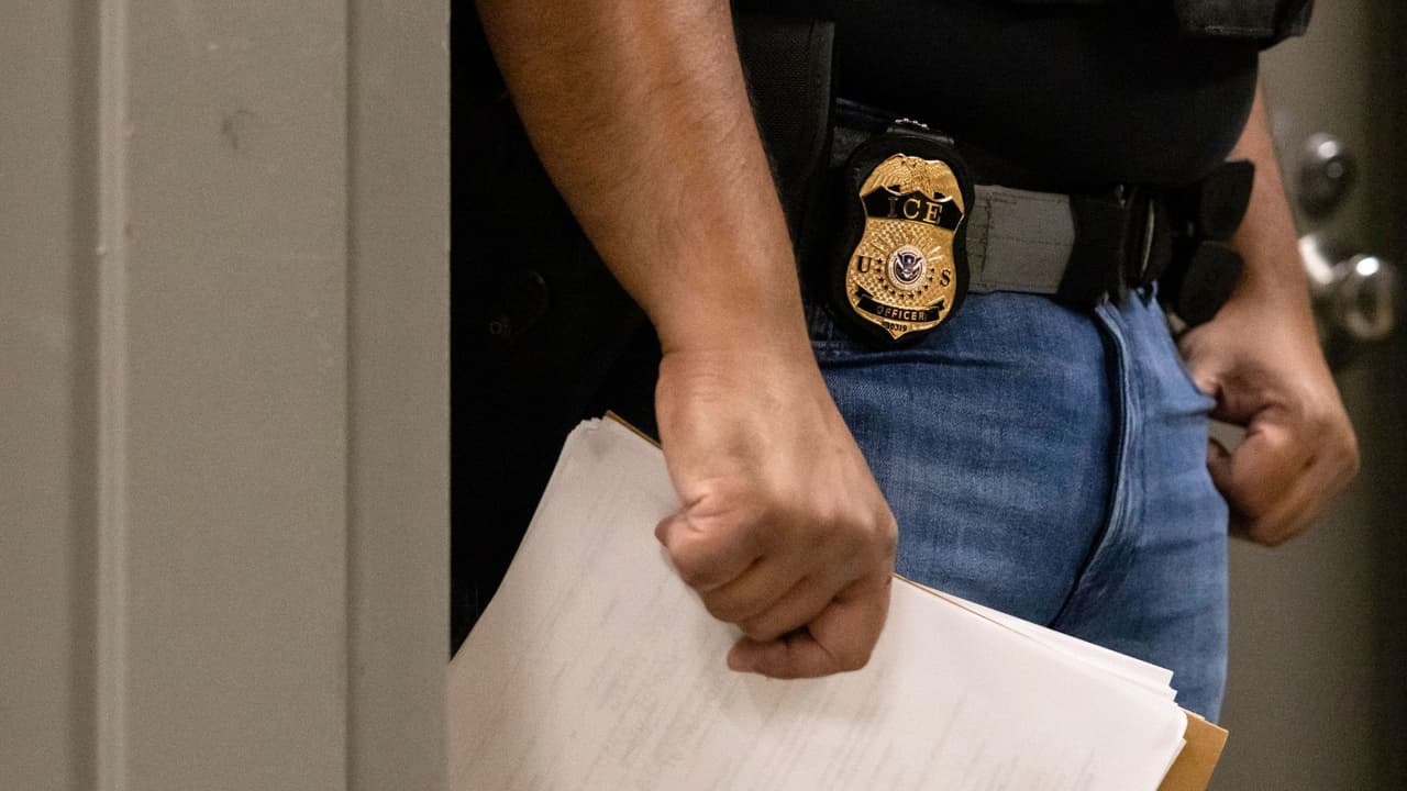 <h3 class="cms-H3-H3">Austin</h3> En el condado Travis, los datos 
<b>muestran el impacto dentro de la cárcel.</b> 
<br>👉🏻 En mayo de 2025, 
<b>343 personas estaban marcadas con<i> detainers</i>.</b> 
<br>Eso representó
<b> casi 15% de toda la población carcelaria ese mes. </b>
<br>💡 Ejemplo simple: De cada 10 personas detenidas en la cárcel, una o dos tenían un aviso activo de ICE.