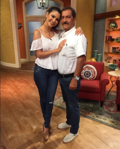 La foto tiene especial significado pues, desde 2016, el señor Juan Francisco Gámez enfrenta una batalla contra el cáncer y el mensaje que la acompaña es una señal de que todo marcha de maravilla.